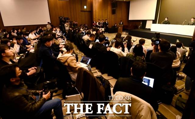 "논란만 존재하고 실체가 없다". 사진은 김수현이 지난 4월 서울 마포구 상암 스탠포드호텔에서 열린 故 김새론과 미성년자 시절 교제 의혹 기자회견에 참석해 입장을 밝히는 가운데 취재진들이 질문하고 있다. /서예원 기자