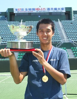 2002년 전한국선수권대회에서 우승한 임규태 감독. 테니스코리아