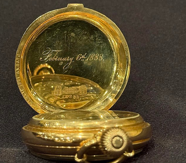 1912년 타이타닉호 침몰 참사로 사망한 가장 부유한 승객 중 한 명이었던 이시도르 스트라우스의 시신에서 발견된 금시계. 경매업체 '헨리 알드리지 앤드 손' 홈페이지 캡처