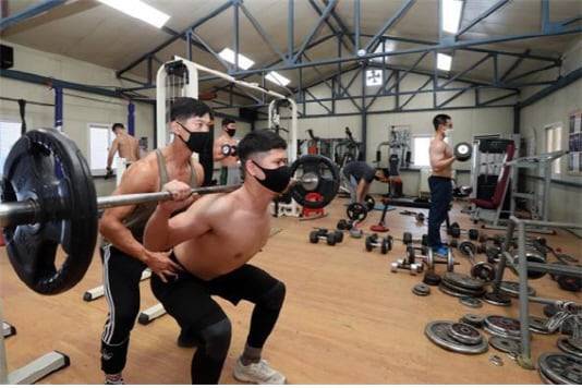 군인들의 운동 시간. 군은 사병들의 건강 관리와 학업 등 자기계발을 적극 지원하는 추세다. /국방일보