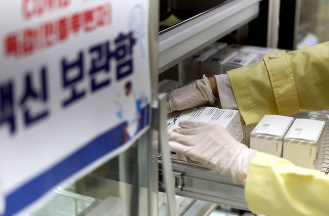 병의원마다 천차만별인 독감 접종 가격에 값싼 백신을 찾아 헤매는 원정대가 많다. 사진은 지난달 29일 광주 북구 보건소에서 독감 백신 수량을 확인하는 모습. /연합뉴스
