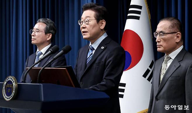 이재명 대통령이 14일 서울 용산 대통령실 브리핑룸에서 한미 ‘조인트 팩트시트(joint factsheet·공동 설명자료)’ 타결 결과를 발표한 뒤 기자단 질문에 답하고 있다. 왼쪽부터 김용범 정책실장, 이 대통령, 위성락 국가안보실장. 송은석 기자 silverstone@donga.com