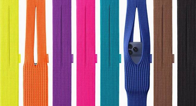 애플이 이세이 미야케와 협업한 ‘아이폰 포켓’을 공개했지만 가격과 디자인을 두고 “230달러짜리 양말”이라는 조롱이 이어지고 있다. 색상·구성부터 논란의 이유, 전문가 분석까지 집중 조명했다. ⓒ뉴시스