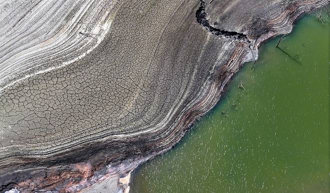 &nbsp;9월 10일 강원도 강릉의 주요 수원인 오봉저수지. 가뭄으로 바짝 말라붙어 바닥을 드러냈다. 한국농어촌공사 제공