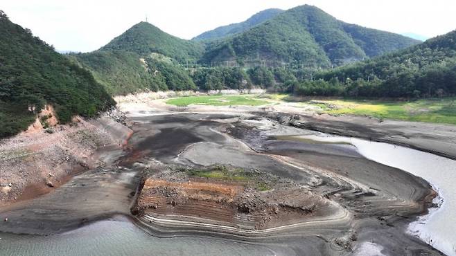 8월 31일 메마른 오봉저수지 내부. 정부는 강릉 일대에 재난사태를 선포하고 국가소방동원령을 발령했다. 소방 헬기 등을 동원해 저수지로 물을 나르는 등 긴급 조치를 취했다. 연합뉴스 제공
