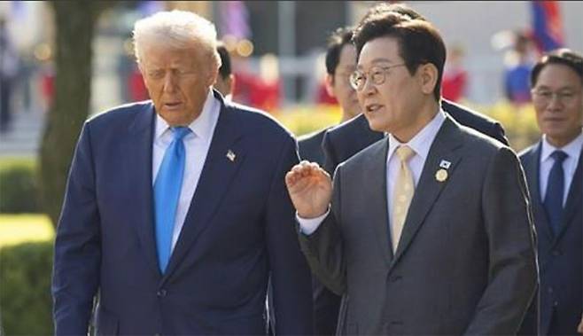 이재명 대통령과 도널드 트럼프 미국 대통령이 지난달 29일 경북 경주박물관에서 정상회담장으로 이동하며 대화하고 있다. 대통령실 제공