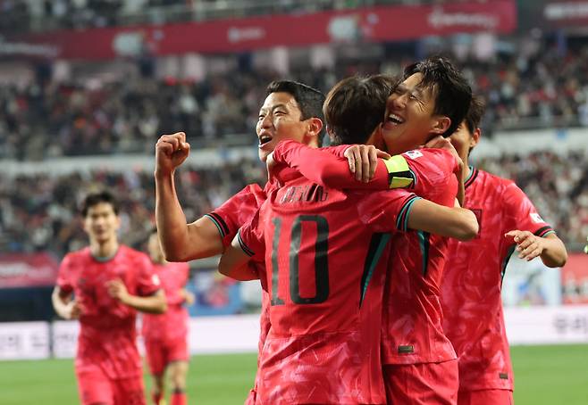 손흥민 선제골 작렬 (대전=연합뉴스) 임화영 기자 = 14일 대전월드컵경기장에서 열린 남자축구 국가대표 A매치 평가전 대한민국과 볼리비아의 경기. 손흥민이 골을 넣은 뒤 동료들과 기쁨을 나누고 있다. 2025.11.14 hwayoung7@yna.co.kr/2025-11-14 21:31:13/ <저작권자 ⓒ 1980-2025 ㈜연합뉴스. 무단 전재 재배포 금지, AI 학습 및 활용 금지>