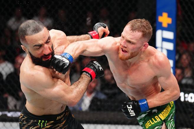 잭 델라 마달레나(오른쪽)가 벨랄 무하마드를 공격하고 있다. 사진=UFC