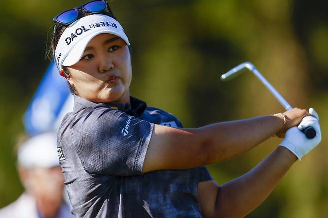 <yonhap photo-0991=""> Haeran Ryu, of South Korea, tees off on the 15th hole during round two of the Annika LPGA tournament on Friday, Nov. 14, 2025, in Belleair, Fla. (Luis Santana/Tampa Bay Times via AP) MANDATORY CREDIT/2025-11-15 07:16:11/ <저작권자 ⓒ 1980-2025 ㈜연합뉴스. 무단 전재 재배포 금지, AI 학습 및 활용 금지></yonhap>