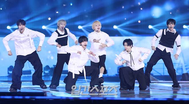 ‘2025 코리아 그랜드 뮤직 어워즈 with iM뱅크’(2025 KGMA) 둘째날 뮤직데이가 15일 오후 인천 영종도 인스파이어 아레나에서 펼쳐졌다. 그룹 킥플립이 공연을 펼치고 있다. KGMA는 한 해 동안 국내외 팬들에게 많은 사랑을 받은 K팝 아티스트와 작품들을 조명해 차별화된 콘텐츠를 선보이는 K팝 축제다. 올해는 KGMA 조직위원회와 크리에이터링, 디오디가 공동 주관하며, 인천광역시와 인천관광공사가 후원한다. 타이틀 스폰서로는 iM뱅크가 함께하며, 협찬사로 피자에땅, 레이블 코퍼레이션, 할리스가 참여한다. 2025 KGMA는 KT ENA가 주관 방송사로 참여하며, 틱톡라이브를 통해 일본, 중국을 제외한 국내 및 글로벌에 생중계된다. 일본에서는 훌루 재팬을 통해 실시간으로 볼 수 있다. 영종도(인천)=KGMA특별취재단/2025.11.15./