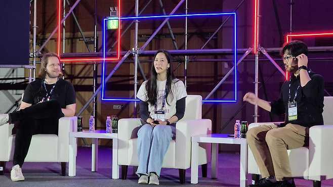 ▲ 좌측부터 로버트 쿠르비츠 디렉터, 제니퍼 스베드버그-옌 수석 작가, 스토리캠프 이종범 팀장