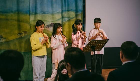 고양발도르프학교 4학년 학생들이 지난달 열린 학교 개관식 행사에서 리코더 연주를 하고 있다. 사진 고양발도르프학교