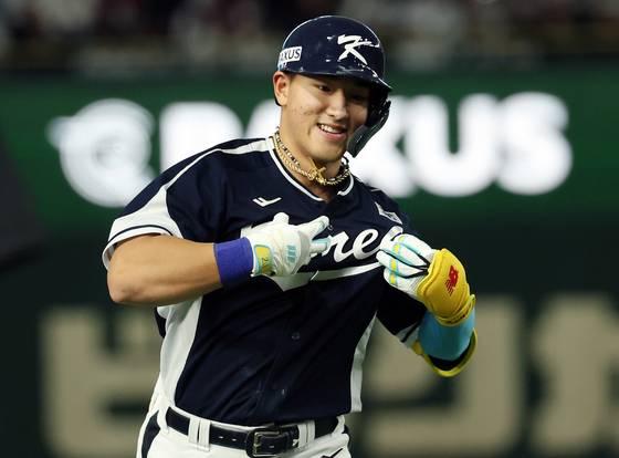 4회 선제 2점 홈런을 터트린 뒤 기뻐하는 안현민. 연합뉴스