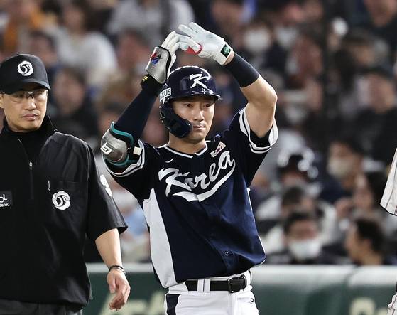 한국 타선의 6안타 중 3안타를 몰아친 신민재. 뉴스1