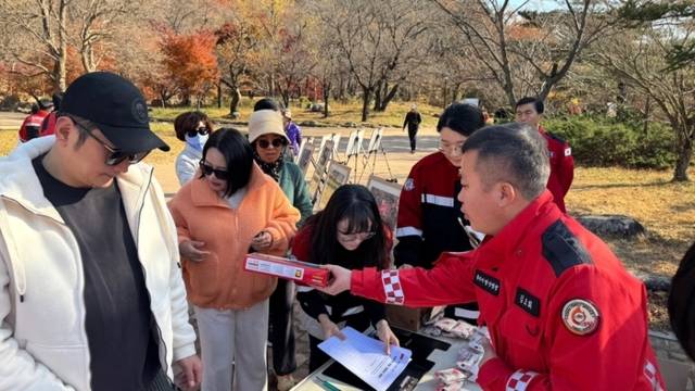 ▲ 동부지방산림청은 14일 설악산국립공원에서 산불예방 유관기관 합동 캠페인을 실시했다. 동부지방산림청 제공