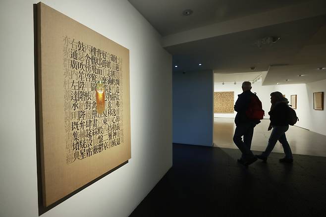 지난해 4월 24일 서울 종로구 갤러리현대에서 열린 김창열 화백 개인전. 천자문 위에 물방울을 그려넣는 ‘회귀’ 시리즈가 전시돼 있다. 화면에 보이는 작품은 1995년작 ‘회귀 SA95001’