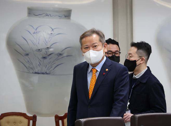 2023년 1월 25일 국무회의. 이상민 당시 행정안전부 장관 뒤에 고영훈 화백의 ‘패랭이꽃’이 걸려 있다.