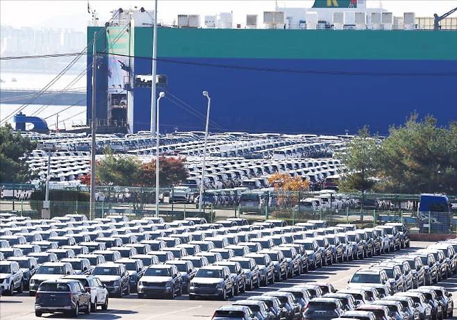한국산 자동차 관세율을 15%로 인하하는 내용을 담은 한·미 팩트시트가 14일 최종 확정됐다. 사진은 14일 경기 평택항에 수출용 자동차가 세워져 있는 모습.  /연합뉴스