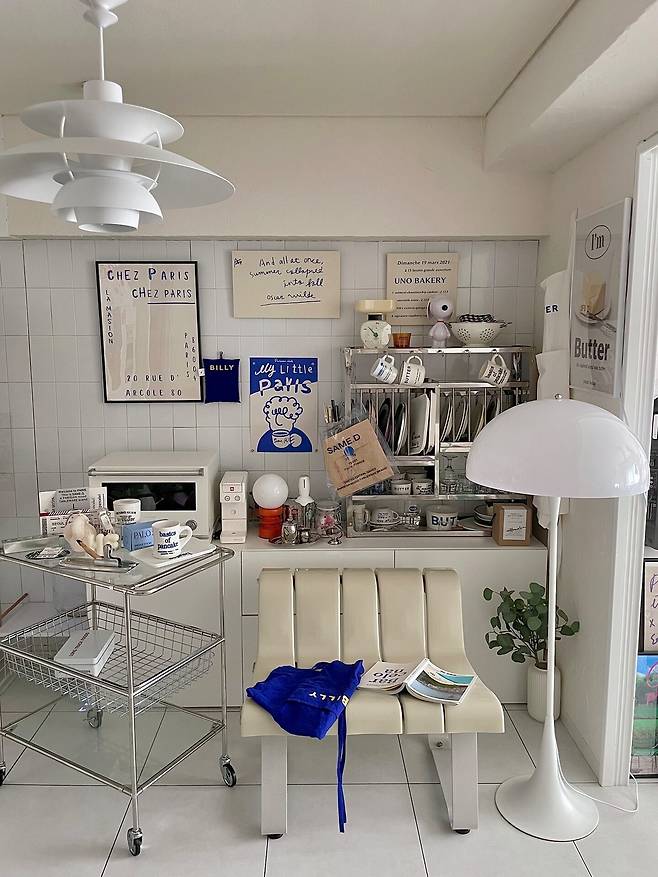 좁은 일본 도심 주거와의 조화도 돋보인다. 도쿄와 오사카 도심의 1LDK, 2LDK 아파트는 평균 전용면적이 40㎡ 내외로, 벽과 칸막이가 많아 채광이 제한적이다. 이럴 때 밝은 톤의 낮은 가구와 부드러운 조명, 패브릭 커버링을 활용하면 작은 공간도 훨씬 넓고 따뜻하게 느껴진다. 오늘의집(오하우스 일본 유저 @mami115413) 제공