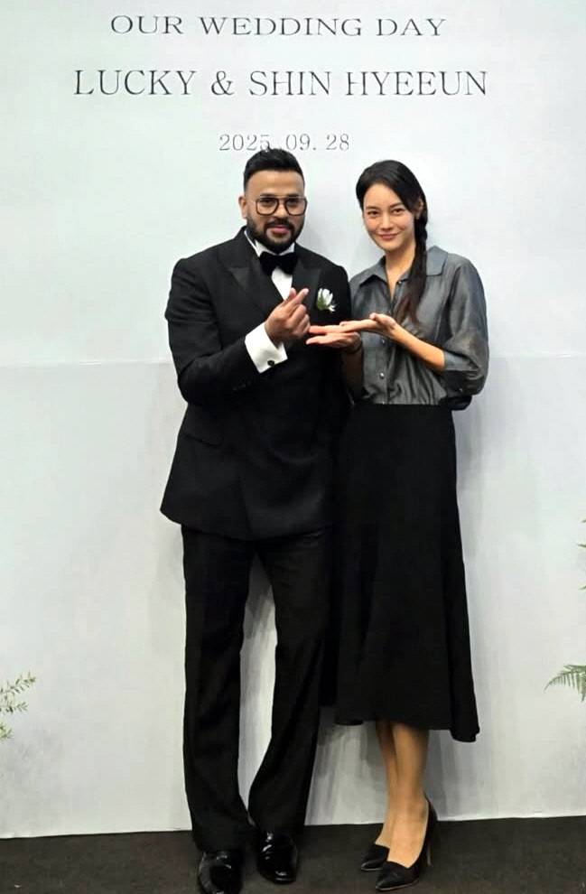 지난 9월 방송인 안현모(오른쪽)가 인도 출신 방송인 럭키의 결혼식에 참석해 ‘하객룩의 정석’을 선보였다. 안현모 인스타그램