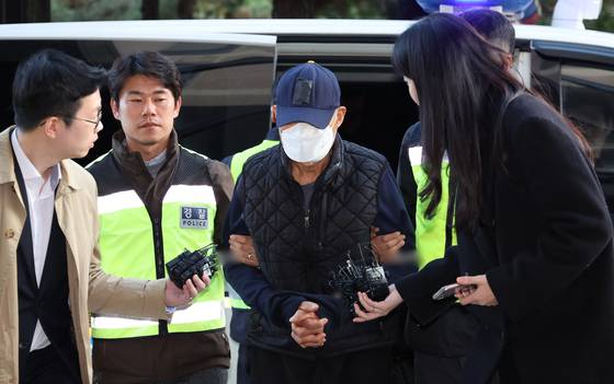 The man accused of plowing a 1-ton truck through a traditional market in Bucheon, Gyeonggi, arrives for a pretrial detention hearing at the Bucheon branch of the Incheon District Court on Nov. 15.  [NEWS1]