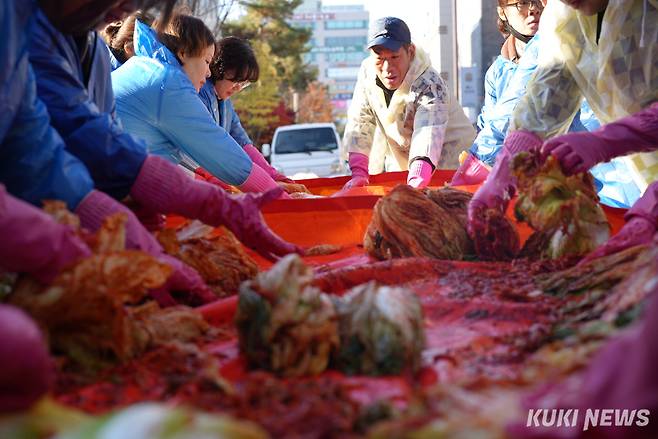 원주시청 공무원노동조합과 박정하 국회의원은 15일 김장 봉사에 나섰다. 원공노