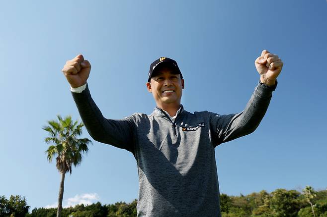 지난 2일 렉서스 마스터즈 정상에 오르며 KPGA 투어 희망의 아이콘이 된 김재호가 포즈를 취하고 있다. 민수용 골프전문사진기자