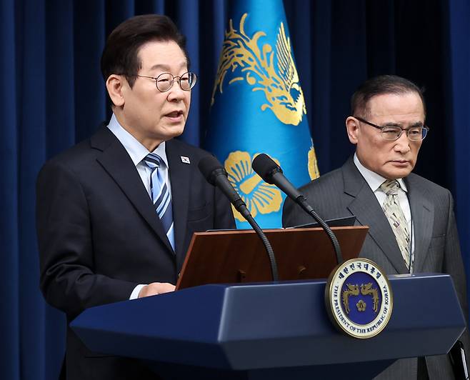 이재명 대통령이 14일 서울 용산 대통령실 기자회견장에서 한미 팩트시트 타결과 관련 발표를 하고 있다. 오른쪽은 위성락 국가안보실장. 2025.11.14 [김호영기자]