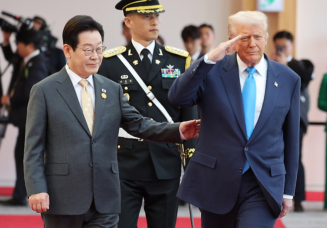 이재명 대통령과 도널드 트럼프 미국 대통령이 29일 국립경주박물관에서 열린 공식 환영식에서 의장대를 사열하고 있다. [경주 김호영 기자]