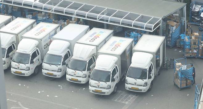 서울 시내 한 쿠팡 배송 캠프에서 택배기사가 배송 준비 작업을 하고 있다. [이충우 기자]