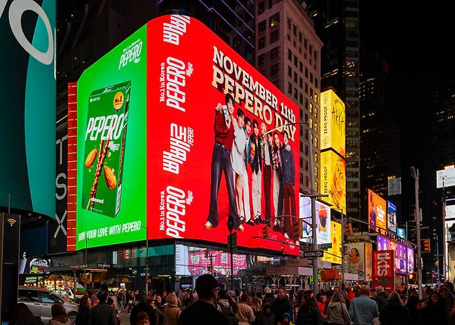 미국 뉴욕 타임스스퀘어 ‘TSX 브로드웨이’ 빌딩에 최근에 송출된 빼빼로데이 마케팅 캠페인 영상. <롯데웰푸드>