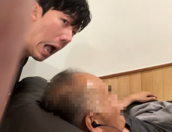 찜질방에서 취짐 중인 손님들을 깨우는 콘텐츠를 촬영하는 신태일씨의 모습. [신태일 유튜브 캡처]