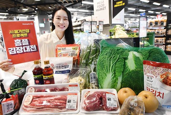 모델이 12일 ‘홈플러스 메가 푸드 마켓 라이브’ 강서점에서 ‘홈플 김장대전’ 행사 상품을 소개하고 있다. 홈플러스