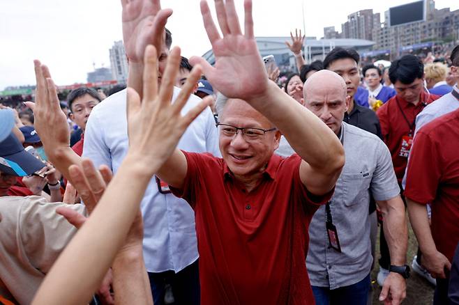 지난 8일 TSMC  연례 체육행사에 참석한 젠슨 황 엔비디아 최고경영자(CEO) [사진 출처 = 로이터 연합뉴스]