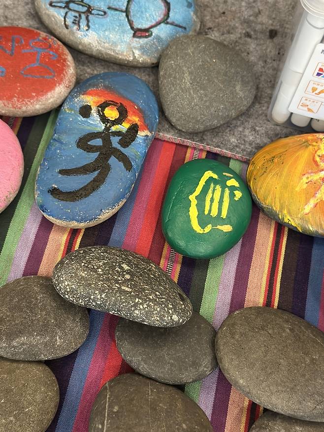 동파문자를 그려보는 액티비티 / 사진=권효정 여행+ 기자