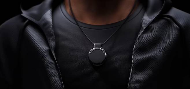 AI 스마트 웨어러블 기기 개발 스타트업 리미트리스 AI가 판매 중인 AI 펜던트. AI가 이 기기를 통해 사용자의 하루를 녹음, 기록하고 기록을 바탕으로 질문에 대한 답변이나 일상에 관한 피드백을 제공한다./사진=리미트리스 AI 유튜브 갈무리