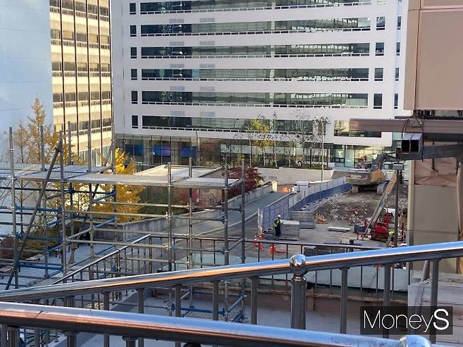 힐튼호텔 공사 현장은 도심 가운데서 진행되기 때문에 파쇄·부재 해체 공법을 활용했다. 사진은 남산소월타워 맞은편에서 힐튼호텔 주차장 공사가 진행되는 모습. /사진=최성원 기자