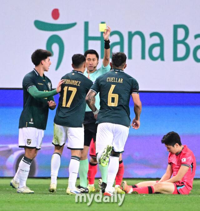2025년 11월 14일 오후 대전월드컵경기장에서 대한민국과 볼리비아의 친선경기가 열렸다. 이강인이 파울을 당하고 있다./마이데일리 DB