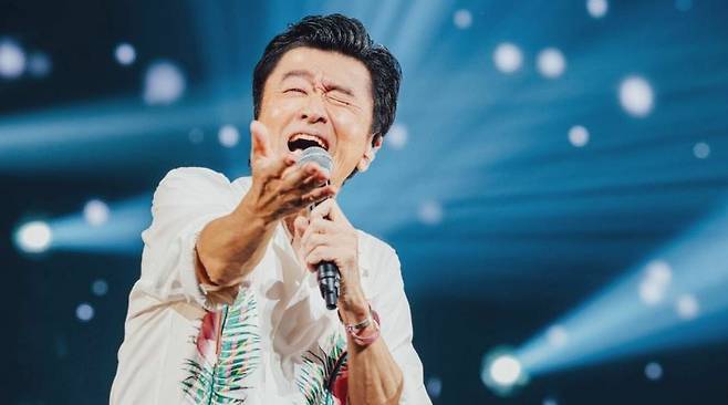 무대 위의 쿠와타 케이스케는 언제나 능글맞고 장난스럽다. 일본을 대표하는 거대한 아티스트임에도 불구하고 자신의 콘서트에서도, 초대받은 쇼에서도 언제나 노래 사이사이 농담을 던지고, 악단과 장난을 치며 관객에게 물총을 쏘거나 맞거나 하면서 아이처럼 천진하게 스테이지를 꾸민다. 마이크 앞의 그는 누구보다 진지한 예술가이지만 동시에 천연덕스럽게 무대를 끌어가는 장난꾸러기다. 그리고 이같은 양면성은 가벼움의 표현이 아닌 오히려 프로페셔널한 통제력의 또 다른 얼굴이다. [TBS 테레비 뉴스 홈페이지 (newsdig.tbs.co.jp) 캡처]