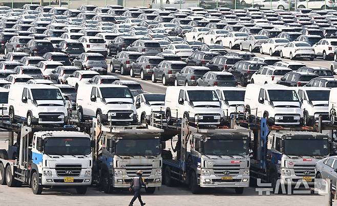 [평택=뉴시스] 김종택 기자 = 30일 경기 평택시 포승읍 평택항 자동차 전용부두에 선적을 기다리는 수출용 차량이 세워져 있다. 2025.10.30. jtk@newsis.com