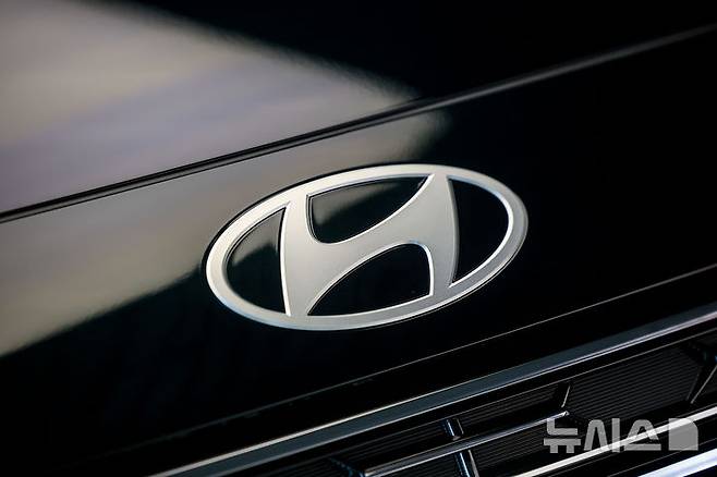 [서울=뉴시스] 정병혁 기자 = 현대차가 24일 올해 1분기 연결기준 잠정 실적을 발표했다. 공시에 따르면 현대차 1분기 매출은 44조4077억원으로 전년 동기(40조6585억원) 대비 9.2% 증가했다. 영업이익은 3634억원으로 전년 동기보다 2.1% 증가했다. 사진은 24일 서울 강남구 현대 모터스튜디오 서울에 전시된 팰리세이드의 로고. 2025.04.24. jhope@newsis.com