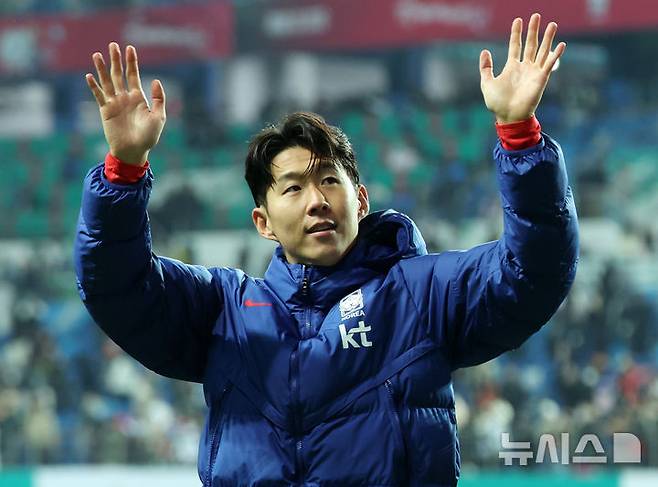 [대전=뉴시스] 조성우 기자 = 14일 오후 대전 유성구 대전월드컵경기장에서 열린 축구 국가대표팀 평가전 대한민국과 볼리비아의 경기, 한국 손흥민이 2-0으로 승리한 뒤 그라운드를 돌며 팬들에게 인사하고 있다. 2025.11.14. xconfind@newsis.com