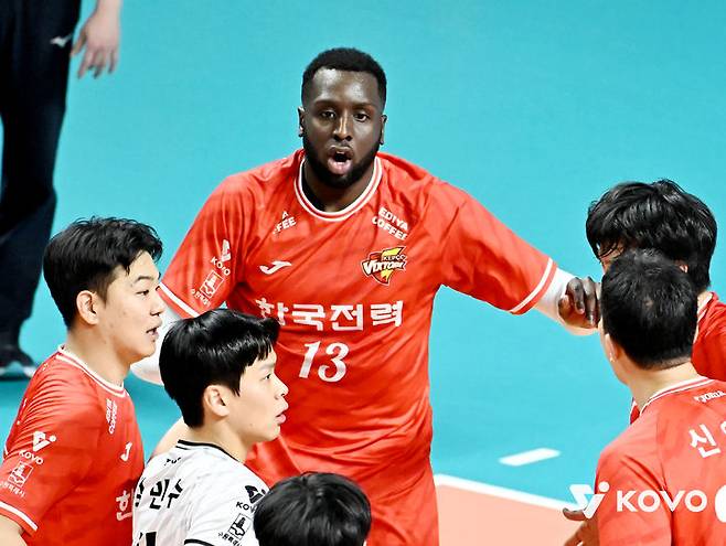 [서울=뉴시스] 남자배구 한국전력 베논이 14일 서울 장충체육관에서 열린 진에어 2025~2026 V-리그 남자부 우리카드와의 경기에서 득점을 올린 뒤 기뻐하고 있다. (사진=KOVO 제공) 2025.11.14. *재판매 및 DB 금지