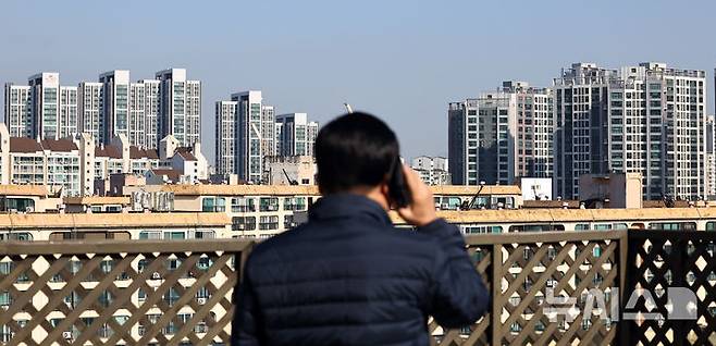 [서울=뉴시스] 최진석 기자 = 10·15 주택시장 안정화 대책 시행 이후 규제를 피한 지방과 수도권 내 비규제지역이 반사이익을 보고 있다. 원래부터 '3중 규제'를 받던 강남권도 이번 규제로 역차별이 사라졌다는 게 부동산시장의 판단이다.실제 거래량을 보면 송파구는 규제 전 224건에서 규제 후 197건으로 12%, 강남구는 105건에서 63건으로 40% 감소했지만 규제지역 전체 감소폭(73%)과 비교하면 상대적으로 선방했다는 평가가 나온다. 서초구 거래량은 56건에서 57건으로 늘며 오히려 2% 늘었다.사진은 11일 서울 서초구 아파트 단지의 모습. 2025.11.11. myjs@newsis.com