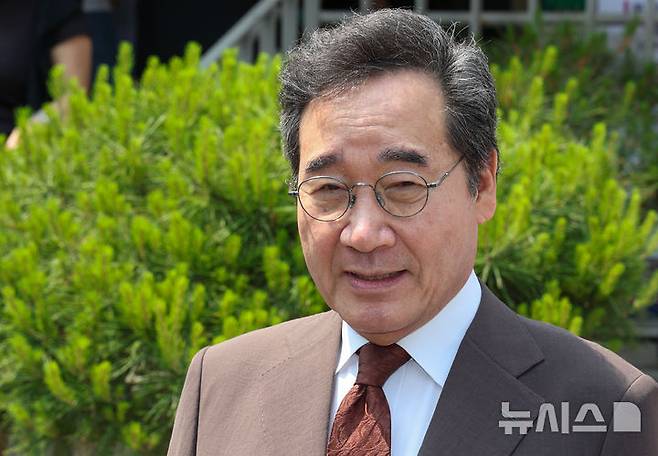 [서울=뉴시스] 김명년 기자 = 이낙연 전 국무총리가 지난 5월 29일 오전 서울 종로구 사직동 주민센터에 마련된 제21대 대통령선거 사전투표소에서 투표를 마치고 취재진 질문에 답하고 있다. 2025.05.28. kmn@newsis.com