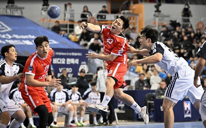 [서울=뉴시스] 핸드볼 SK호크스의 김동철. (사진=한국핸드볼연맹 제공) *재판매 및 DB 금지