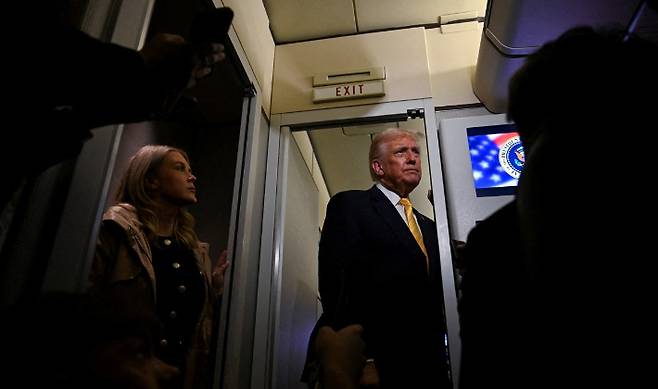 플로리다주 자택으로 향하는 대통령 전용기 에어포스원 기내에서 기자들과 질답 나누는 트럼프 대통령. 연합뉴스