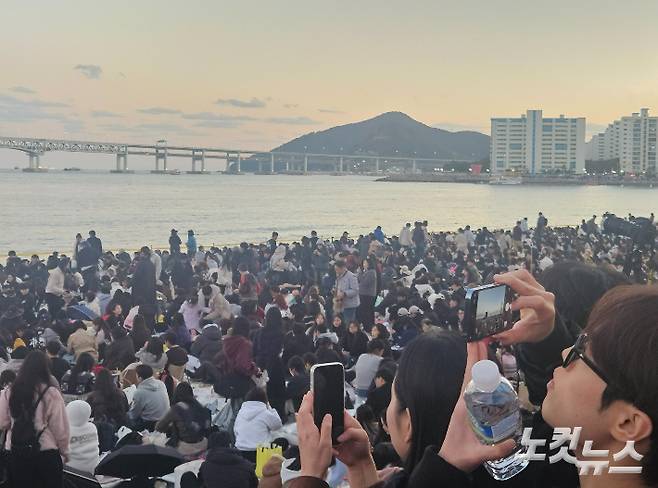 15일 부산 광안리해수욕장 백사장에 이른 시각부터 시민들이 모여 불꽃축제의 시작을 기다리고 있다. 김혜민 기자