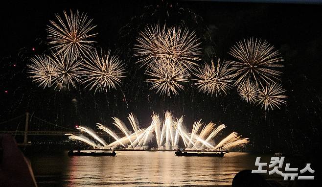 제20회 부산불꽃축제가 15일 부산 광안대교를 배경으로 화려하게 펼쳐지고 있다. 김혜민 기자