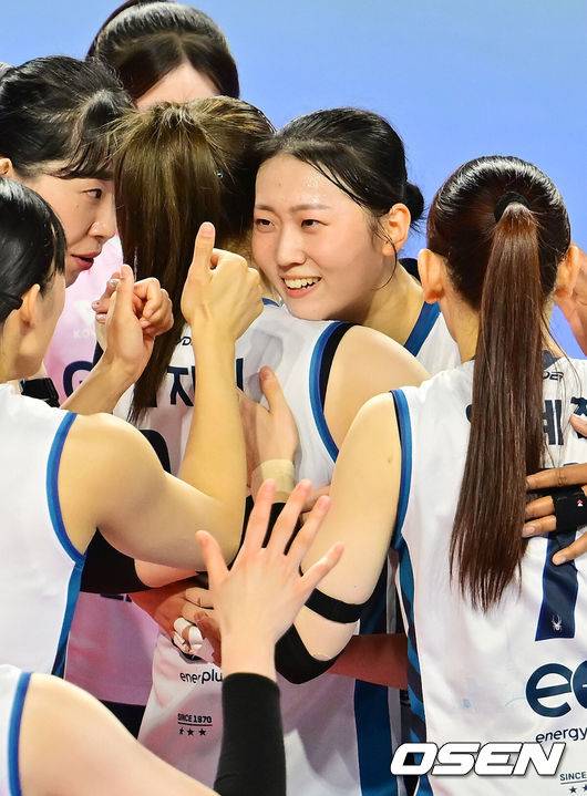 [OSEN=화성, 민경훈 기자] 14일 오후 경기 화성종합실내체육관에서 ‘진에어 2025~2026 프로배구 V리그’ 여자부 IBK기업은행 알토스와 GS칼텍스 서울KIXX의 경기가 열렸다.이 경기에서 GS칼텍스는 IBK기업은행에 세트스코어 3-1(25-15 25-16 13-25 25-22)로 승리했다.경기를 마치고 GS칼텍스 권민지가 기뻐하고 있다. 2025.11.14 / rumi@osen.co.kr